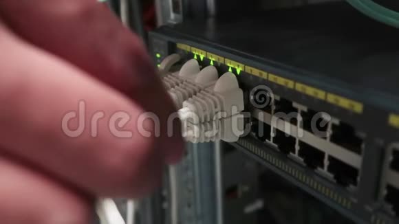 一名男性IT工程师在一个数据中心工作那里有一排服务器机架和超级计算机视频的预览图