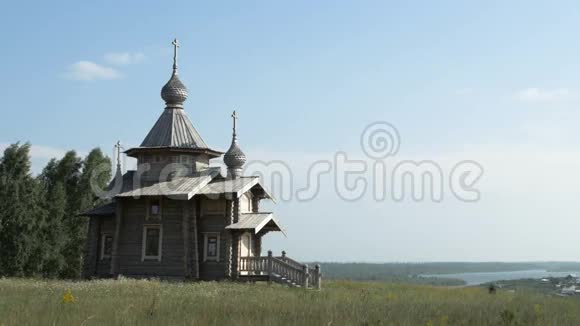俄罗斯鲁岩的一个东正教木制教堂视频的预览图