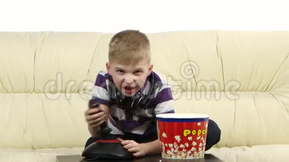 青少年在网上玩操纵杆吃爆米花视频的预览图