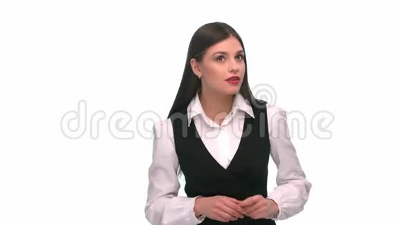 穿着商务服的女孩偷听一个白人背景视频的预览图