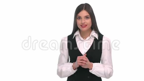 穿着商务服的女孩偷听一个白人背景视频的预览图
