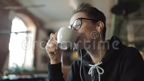 快乐女孩听音乐喝咖啡视频的预览图