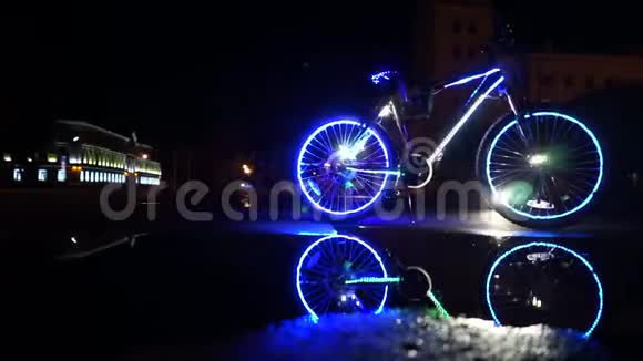 发光的自行车倒映在水中视频的预览图