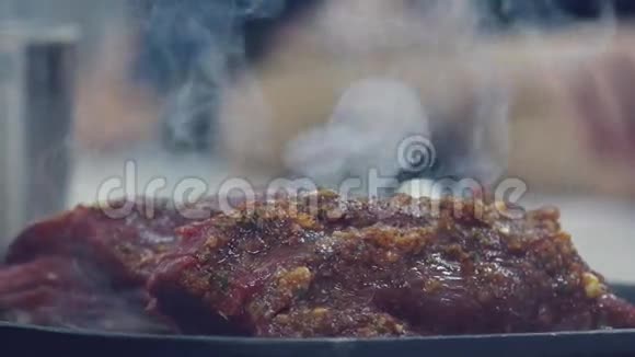 一块美味的肉和烟烹饪艺术视频的预览图