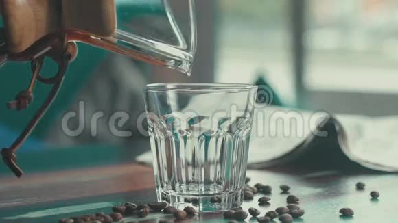 慢动作虹吸咖啡在一个透明的面杯里倒咖啡视频的预览图