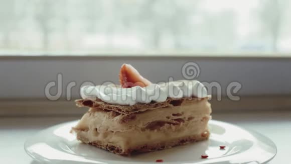经典的法式甜点millefeuille放在木板上拿破仑蛋糕放在托盘或桌子上上面有卡达蒙薄荷和一杯咖啡和视频的预览图
