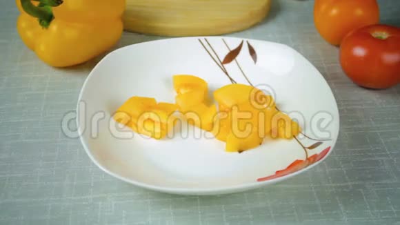 女孩躺在盘子里洗过黄色切片番茄视频的预览图