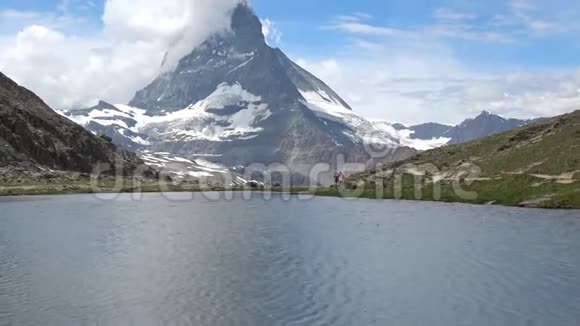 瑞士阿尔卑斯山泽马特雪麦特霍恩峰和斯泰利塞湖的风景视频的预览图
