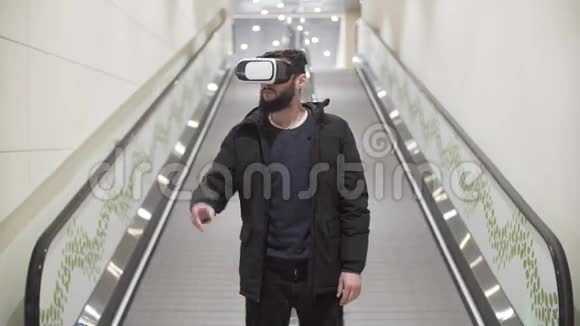 在购物中心使用虚拟现实护目镜的年轻人视频的预览图
