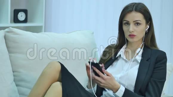 迷人的美丽商务女性休闲风格使用聊天连接社交电话和观看智能手机视频的预览图