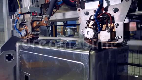 机器人设备焊接金属部件视频的预览图