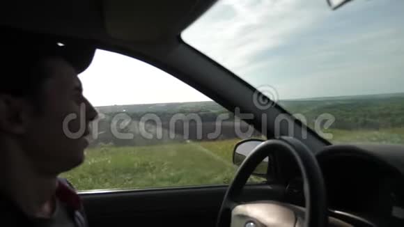 人驾驶着一辆汽车从窗山夏季绿汽车生活方式旅程旅行概念视频的预览图