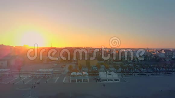 从巴伦西亚的马尔瓦罗萨海滩俯瞰日落时的天际线西班牙视频的预览图