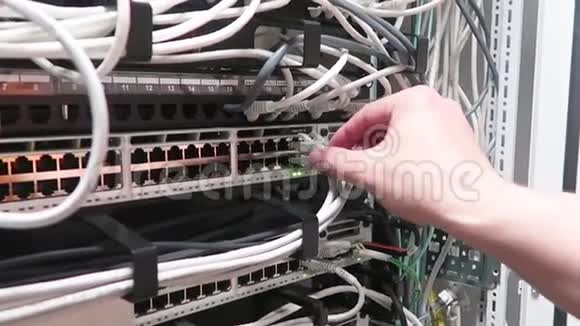 一名男性IT工程师在一个数据中心工作那里有一排服务器机架和超级计算机视频的预览图