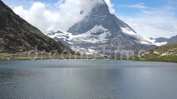 瑞士阿尔卑斯山泽马特雪麦特霍恩峰和斯泰利塞湖的风景视频的预览图