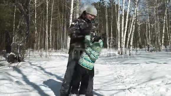 年轻的父亲在冬天把他的儿子转过来视频的预览图