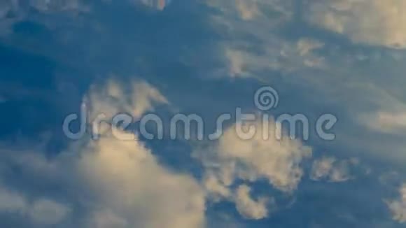 蓝天上白色蓬松云的时间流逝片段4k视频的预览图