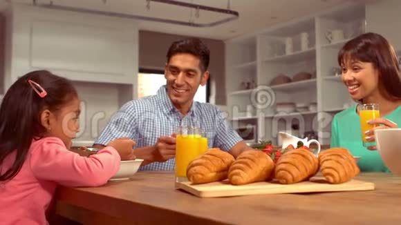在早餐时间微笑西班牙裔家庭视频的预览图