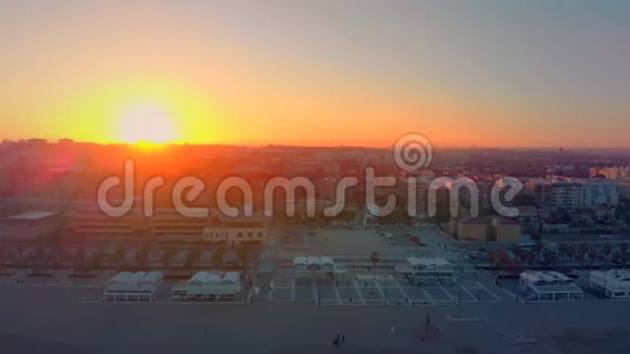 从巴伦西亚的马尔瓦罗萨海滩俯瞰日落时的天际线西班牙视频的预览图