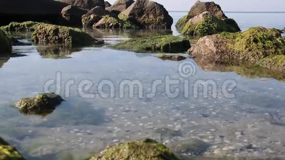 水中的岩石海边的岩石视频的预览图