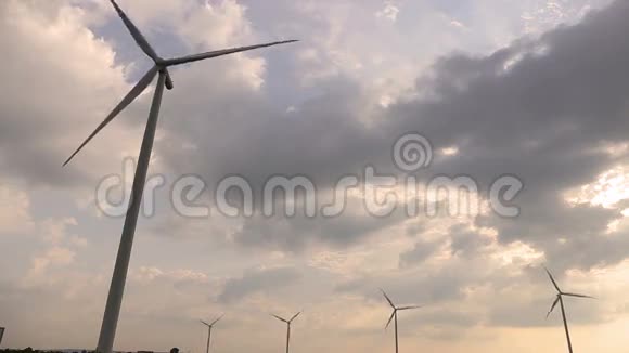 风力涡轮机在天空太阳和云层背景下发电视频的预览图