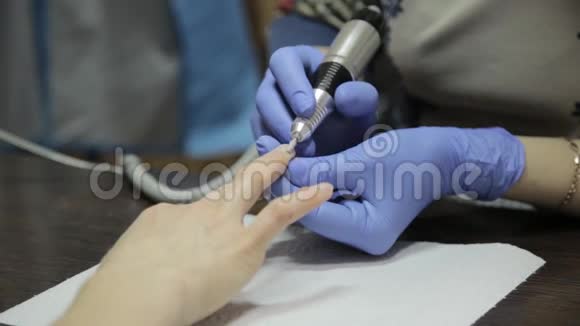 用指甲油中的指甲工具接收去角质工序视频的预览图