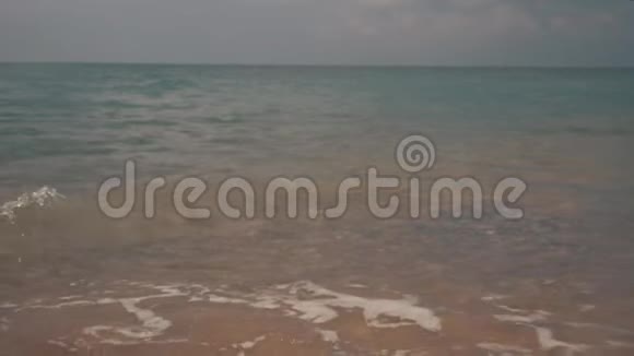 海卵石上的银色波浪沙田滩视频的预览图