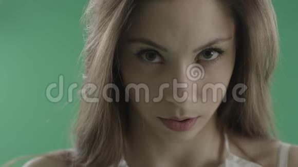 有猫眼的漂亮年轻女人在绿色背景下化妆视频的预览图