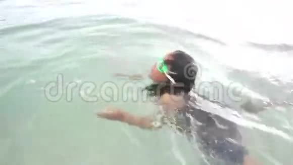 年轻的女士在海里游泳视频的预览图