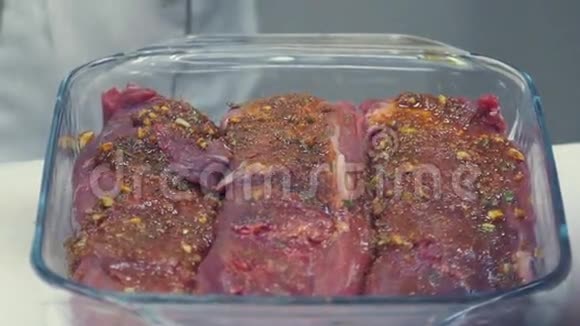 做一道肉菜高热量食物食欲美味的食物视频的预览图