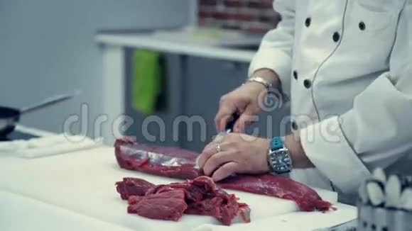 男厨师从一块牛肉中切薄片肉视频的预览图