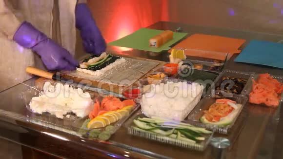 日本传统的厨房寿司制作工艺视频的预览图