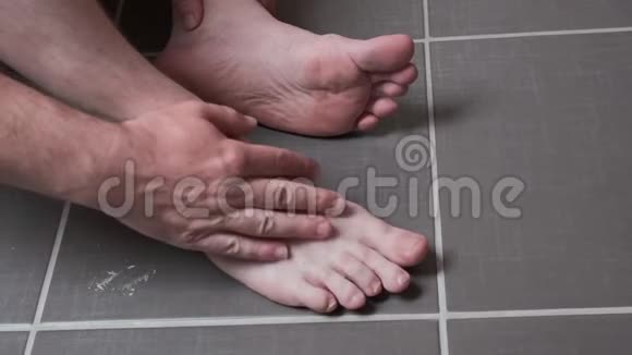 男人用剃须刀清除玉米脚上的愈伤组织男性皮肤护理皮肤病真菌感染皮肤视频的预览图