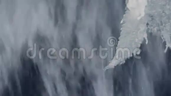 冬季高山瀑布流水冬季瀑布冰瀑瀑布视频的预览图