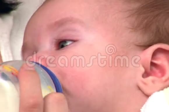 婴儿饮食喝牛奶视频的预览图