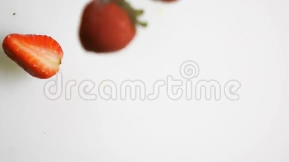 一片片草莓滴在牛奶里视频的预览图