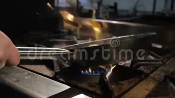 露天火焰上方可烤蔬菜的人烤盘视频的预览图