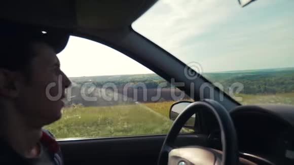 男子驾驶一辆汽车在自然景观从窗山夏季绿色生活方式汽车旅行旅行概念视频的预览图