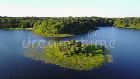 夏季柯德角美丽湖泊的鸟瞰图视频的预览图
