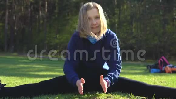 女孩在草坪上的公园里训练视频的预览图