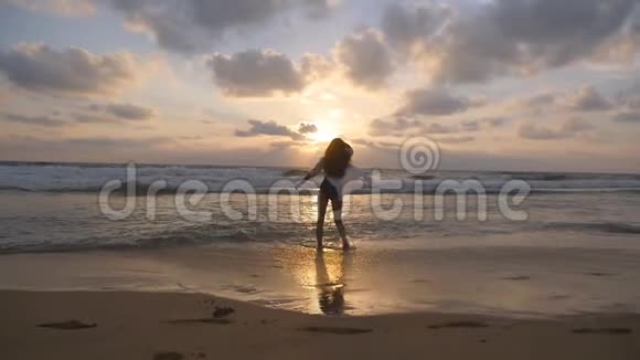 穿比基尼和衬衫的快乐女人在海边散步享受假期年轻漂亮的女孩视频的预览图