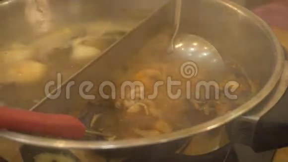 美味的泰国菜汤烹饪与蔬菜和海鲜在餐厅视频的预览图