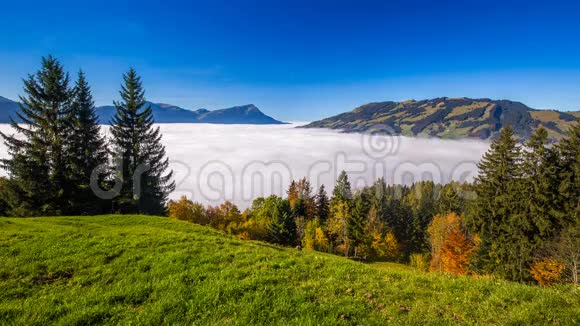 瑞士中部秋季来自萨特尔的格罗泽克莱纳神话卢塞恩湖和瑞士阿尔卑斯山周围有雾视频的预览图