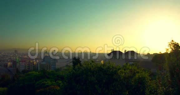 巴塞罗那日落时间从蒙朱伊克看城市巴塞罗那天际线视频的预览图