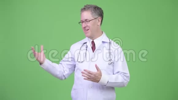 成熟男医生的画像视频的预览图