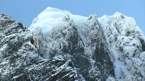 山脉中的雪山山峰视频的预览图