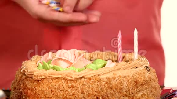 婴儿手柄用蜡烛装饰蛋糕视频的预览图