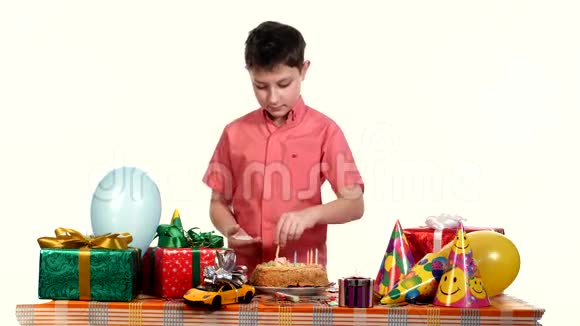 男孩装饰生日蛋糕蜡烛表视频的预览图