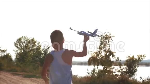 快乐的孩子在日落的背景下玩飞机视频的预览图