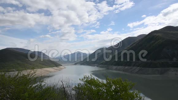 宽阔的河流环绕着翠绿的山脉背景是云和蓝天扎伊瓦利水库阿拉格维河视频的预览图